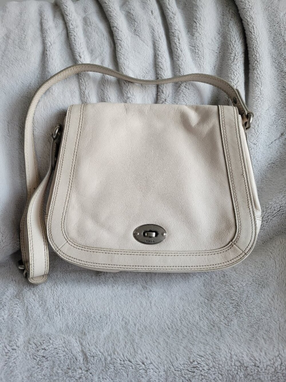 Fossil Genuine Leather Crossbody Cream Turn-Lock Closure